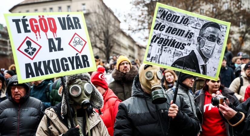 A külügyminisztériumnál tüntetnek civilek az akkugyárak ellen