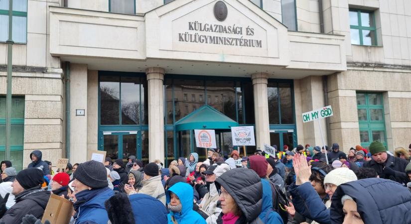 Hideg szélben tüntettek a Bem téren: „Nem lehet a nemzetgazdasági érdek fontosabb az emberek egészségénél”
