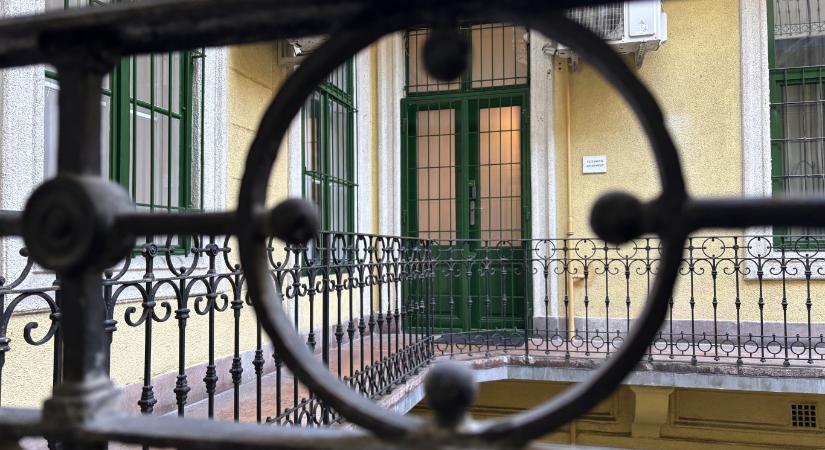 Azt állítja, hogy nem tudott a kameráról, feljelentést tett a lakás tulajdonosa, ahol felvétel készülhetett Magyar Péterről és volt barátnőjéről