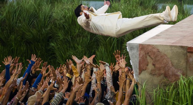 Drogos makákó, botránysisak és repülő Bad Bunny a hét képein