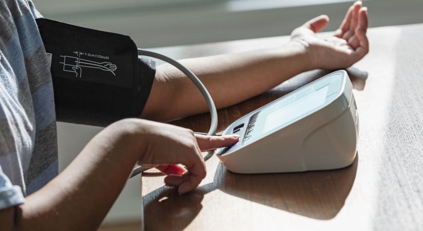 Egy fürdőszobai szokás képes bizonyítottan csökkenteni a magas vérnyomást