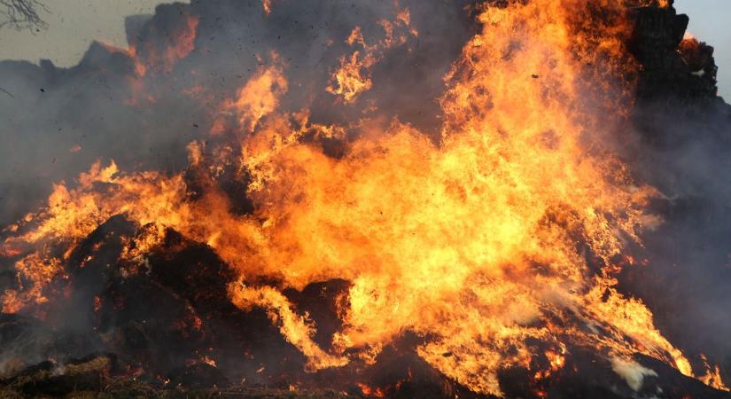 Viharos erejű szélben kapott lángra egy tároló Zalában!