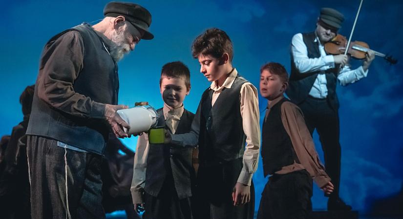 Állva tapsolt a debreceni közönség a világhírű darab premierjének végén