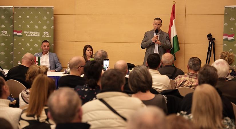 Toroczkai László: amíg a Tisza és a Fidesz egy szexvideóval foglalkozik, a Mi Hazánk teljes szemléletváltást akar – fotókkal, videóval