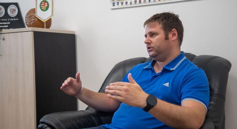 „A hajókormányt főleg viharos időkben nem szabad rángatni” – Khéner László a tavasz rajt előtt