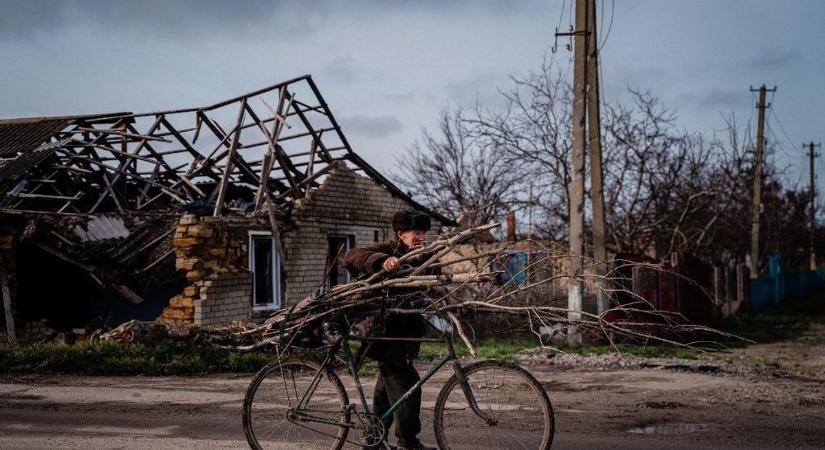 Csak a romok maradtak: rettenetes körülmények között próbálják túlélni a háború poklát a herszoniak – videóval