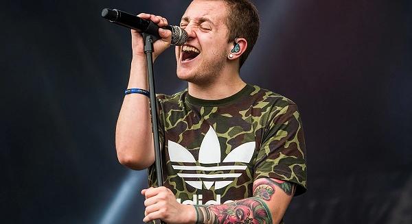 Pszichiátriára került az I Prevail énekese, miután megvált tőle a zenekar