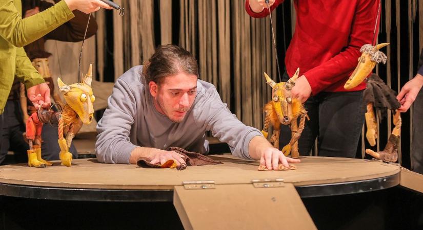 Csongor és Tünde könnyed humorral a Vaskakas Bábszínházban - fotók, videó