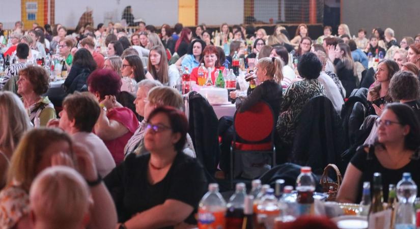 Asszonyfarsang Bükön - A Két Zsivány felrobbantotta a bulit – fotók, videó