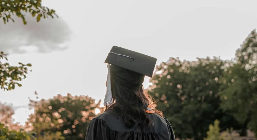 Éjfél a határidő: ma még dönthetnek a jövőjükről a fiatalok!