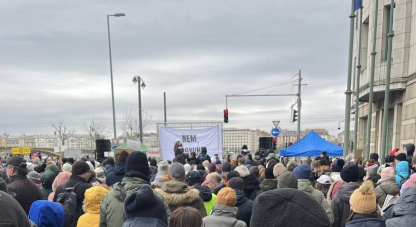 A kormány akkumulátorgyár politikája ellen tüntettek