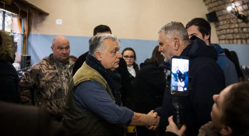 Orbán Viktor: Választást kopogtatással lehet nyerni, meg kézfogással