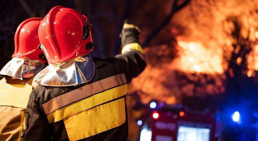 Lángoló házhoz rohantak a tűzoltók Tatabányán