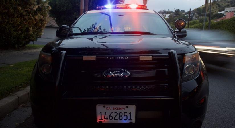 Súlyos rendőrautó-baleset történt késő este – 2 fiatal rendőr kritikus állapotban van