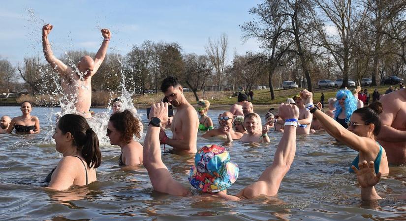 Elképesztő tömeg a parton, több százan merültek a dermesztően hideg vízbe – videóval, galériával