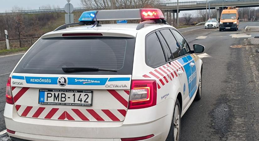 Figyelmetlenségből történhetett a karambol, öten megsérültek az 51-es főúton – fotók, videó