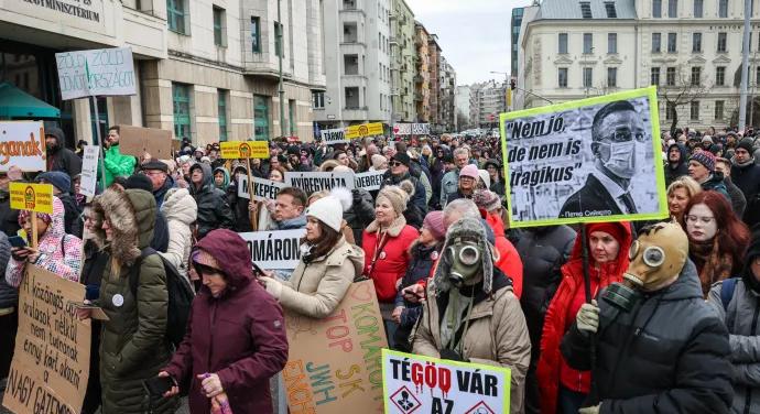 Civilek tüntettek a külügy épületénél a gödi Samsung-gyár miatt