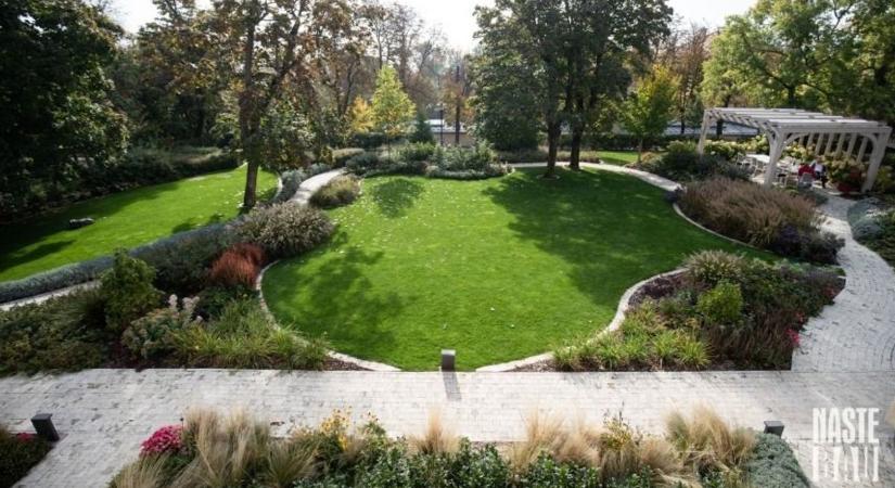 Balatonfüredi villa kertjével nyerte a zalai cég a kertépítő nívódíjat! „A Zöld több, mint egy szín”