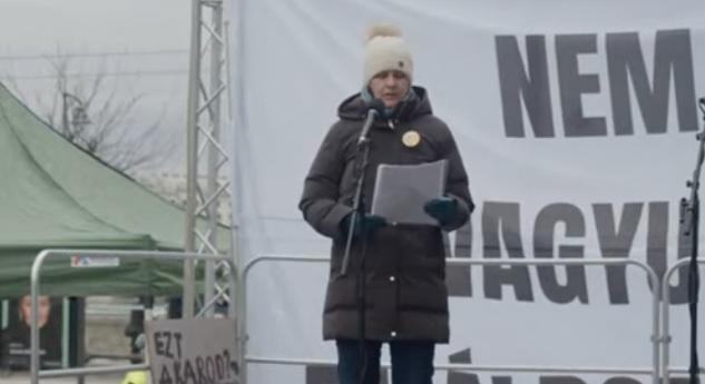 “Mocskos Fidesz! Nem hagyjuk!” – Hajdú-bihari civilek is tüntettek a külügyminisztérium előtt a gödi Samsung-botrány miatt