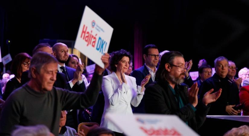 „Nem nyugszunk, amíg az Orbán-rendszer nem kerül a történelem süllyesztőjébe” – Dobrev megnyitotta a DK kampányát