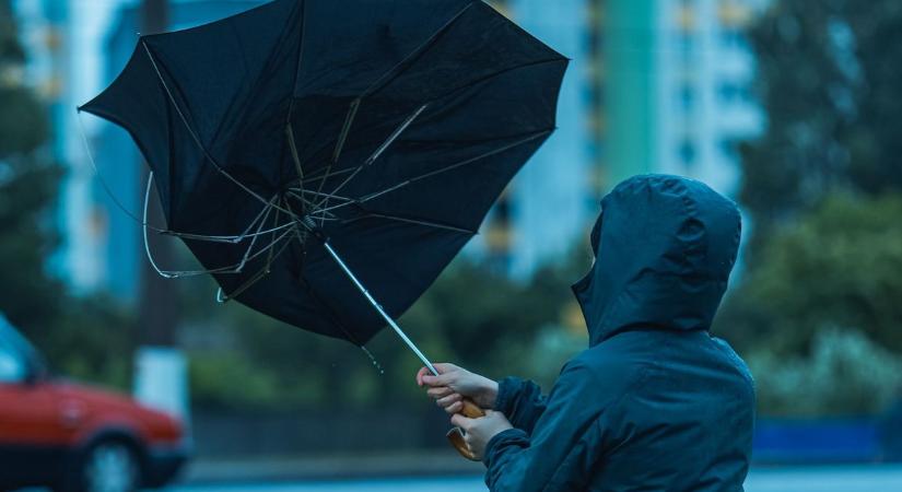 Nem kegyelmez a szél, közlekedési káosz a Balatonnál