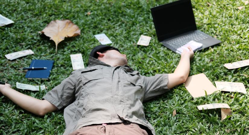 Az ígéretipar világát éljük