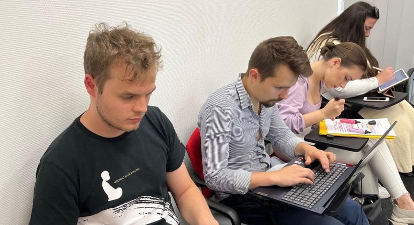 Diploma helyett 6 hónap tanulás? Egyre többen választják a gyors utat a biztos állás felé