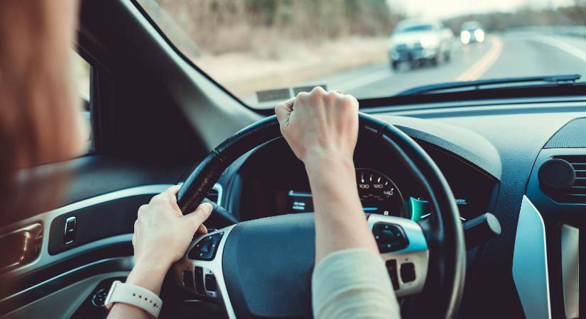 Tudod, hogy vezetnek autót a sziámi ikrek?