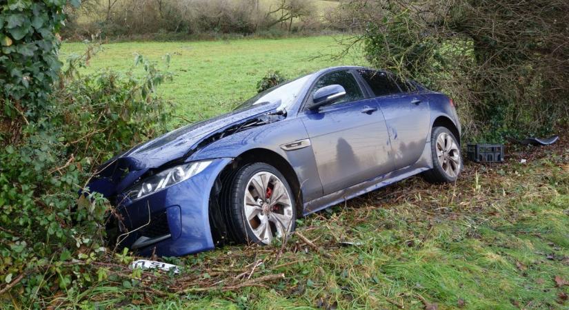 Felborult egy autó a 6-os főúton