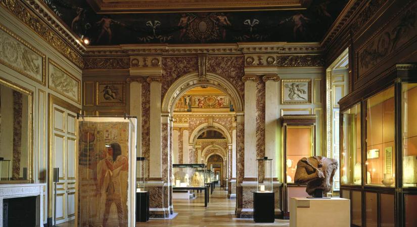 Csőtörés volt a Louvre-ban