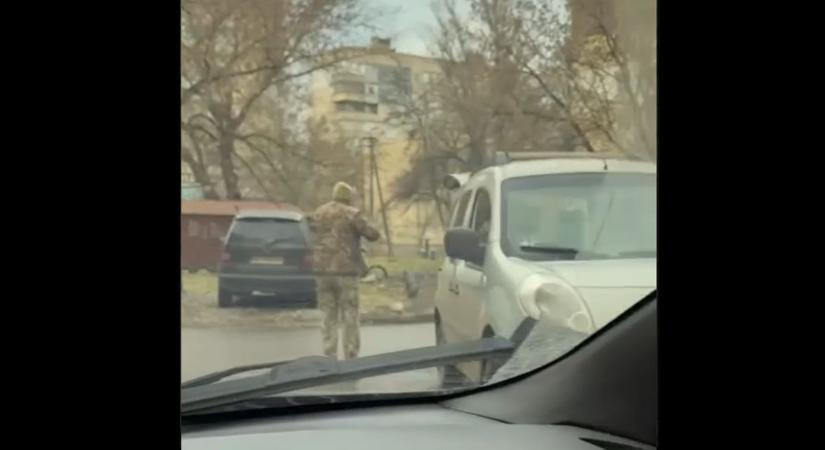 Kényszersorozás fegyverrel? Elképesztő ukrán felvétel terjed az interneten – videóval