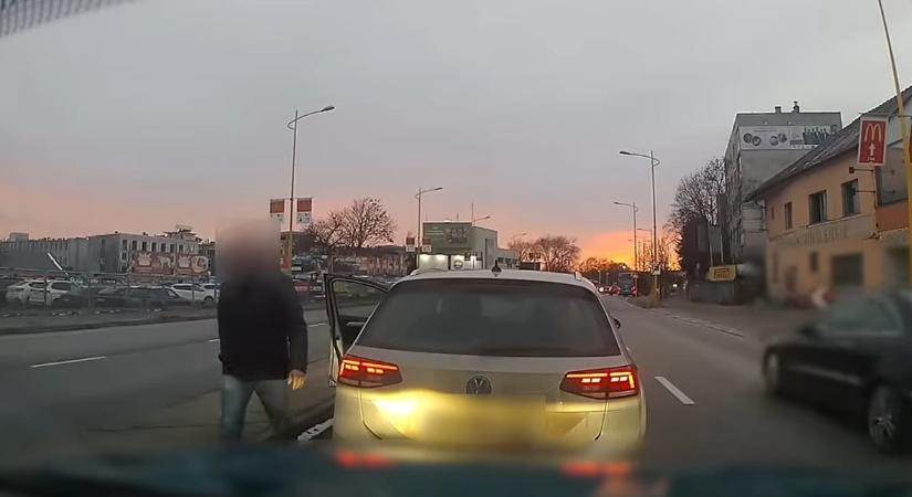 Állóra fékezett, aztán elkezdte ütni az autót – büntetőfékezésről készült videó