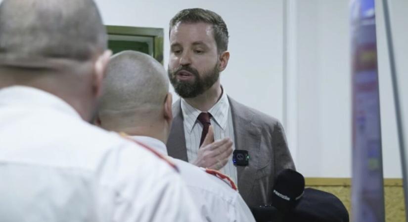 Ócska gödi némberek, „tűzoltók”, „rendőrök” kidobták az újságírókat a helyi tűzoltóbálról