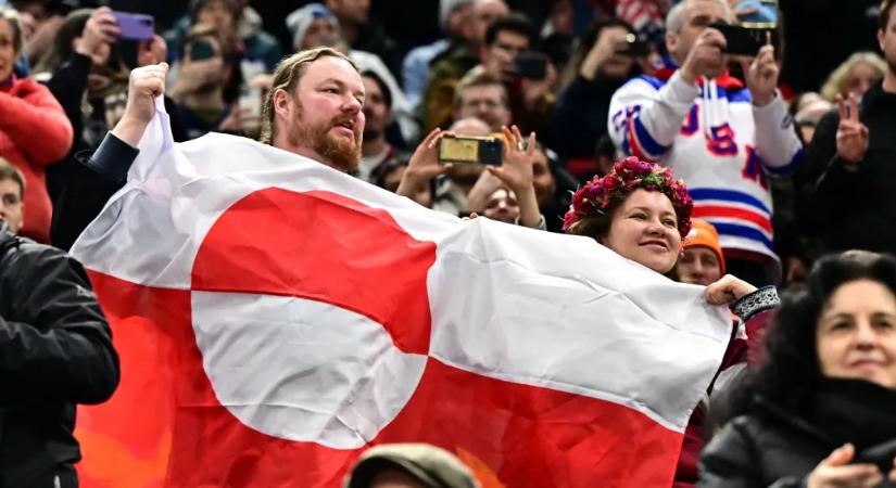 Nagy feltűnést keltett a grönlandi zászló a közönségben az USA és Dánia közti hokimeccsen