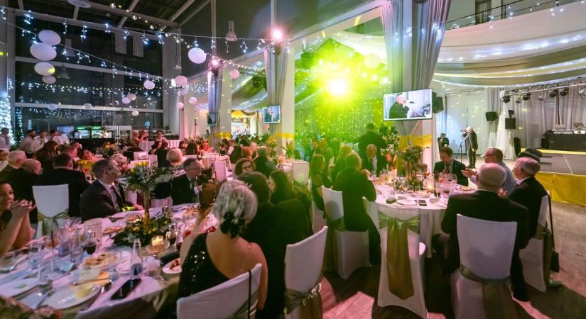 Nemcsak a hangulat, a jószándék is a tetőfokára hágott a hatvani kórház bálján  fotók