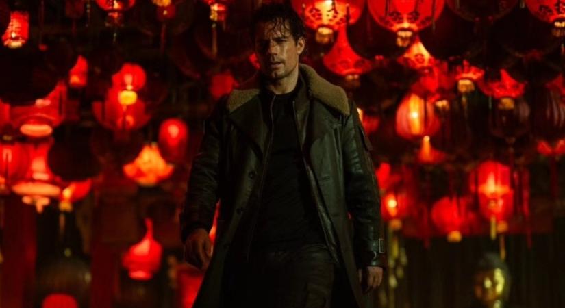 Érkezett a Hegylakó londoni forgatásáról egy rakás kép és videó, melyeken Henry Cavill motorozó Connor MacLeodját lehet látni