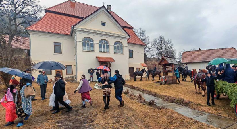 A hagyomány nem poros vitrinbe való dísz – Eltemették a telet Felső-Háromszéken (VIDEÓ)