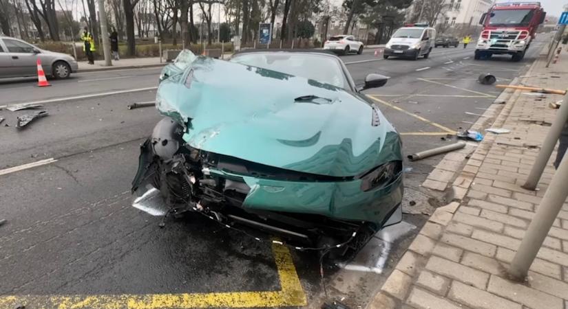 Őrizetben a buszmegállóba hajtó Aston Martin vezetője – egy 76 éves nő életét vesztette