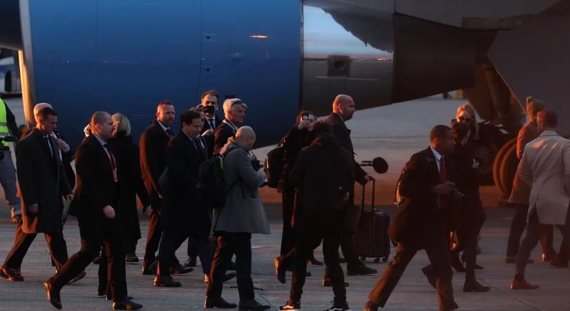 Megérkezett az amerikai külügyminiszter - Mutatjuk a fotókat!