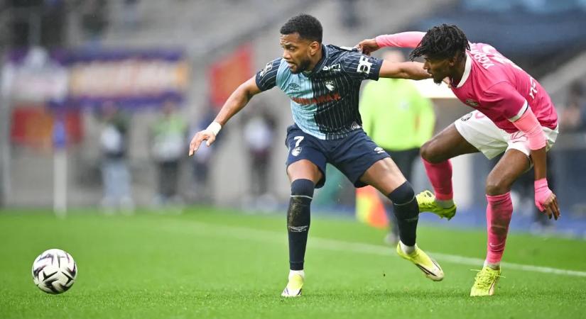 Ligue 1: Nego csapata a 2. percben emberhátrányba került, aztán hősies győzelmet aratott