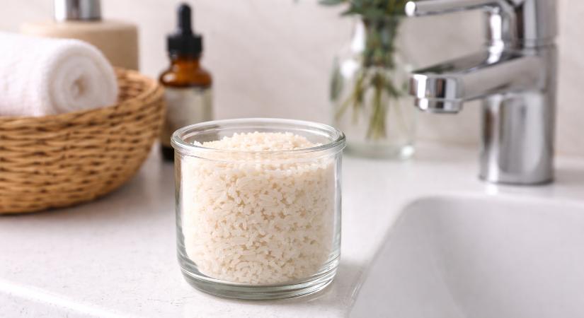 Pohárba öntöm és beteszem a fürdőszobába. Olcsó, és olyan illata van, mint egy parfümboltnak