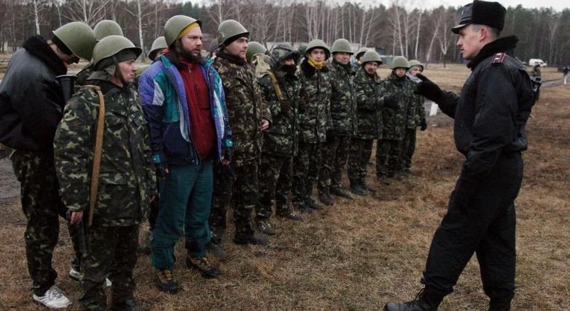 Menekülés közben ütötte el egy autó a sorozás elől futó fiatalt – videó terjed az interneten