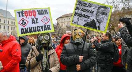 „Nem nátháról van szó, hanem rákról” – Szijjártó Péter minisztériumánál tüntettek a gödi akkugyár ellen