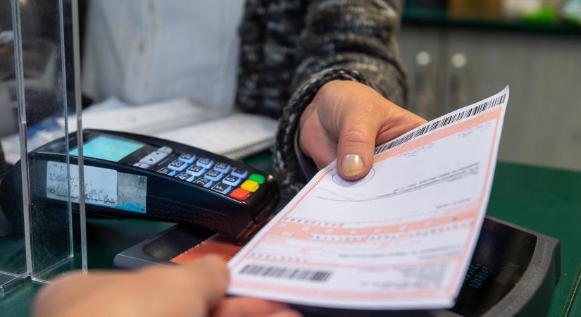 A Magyar Orvosi Kamara szerint elfogadhatatlan az Orbán-kormány rendelettervezete, amellyel a patikákban is fel lehetne írni gyógyszereket