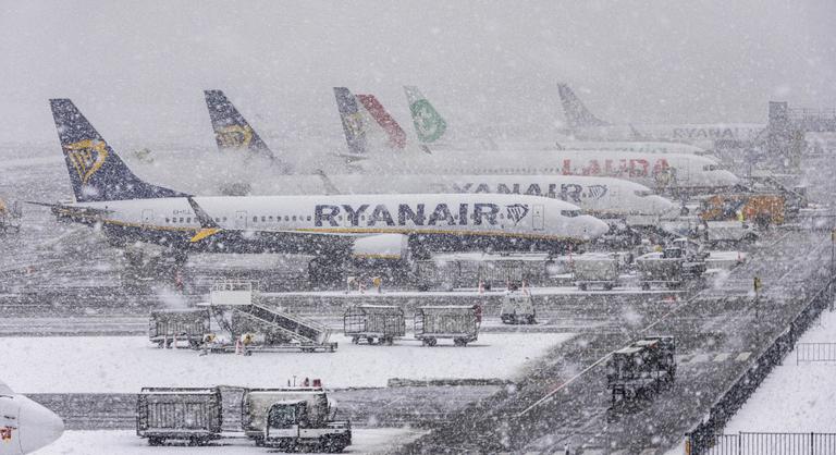 Több mint 150 járatot töröltek az egyik legfontosabb európai reptéren hóvihar miatt
