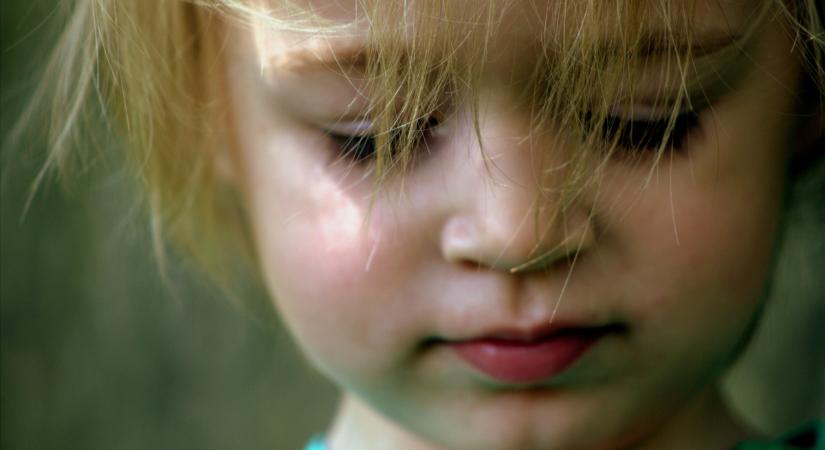 Sokkoló: édesanyja kezéből próbálta elrabolni 18 hónapos kislányát egy hajléktalan