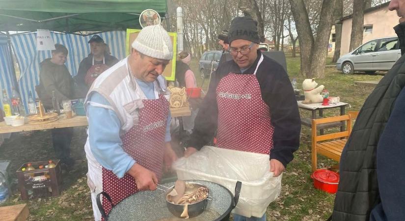 Tánc, zene, disznótor – hatalmas buli lett a böllérversenyből