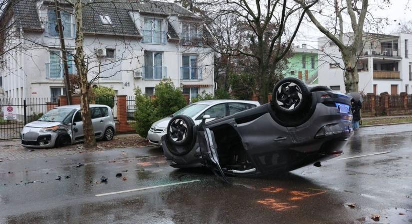 Balesetet szenvedett a Tatabánya volt edzője - helyszíni fotókon a durva baleset