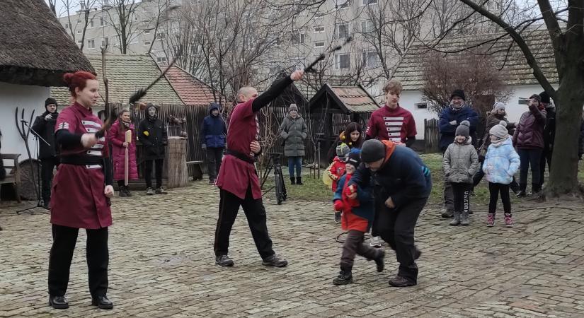 Ostorpattogtatással űzték el a telet vasárnap délután Vásárhelyen – videóval