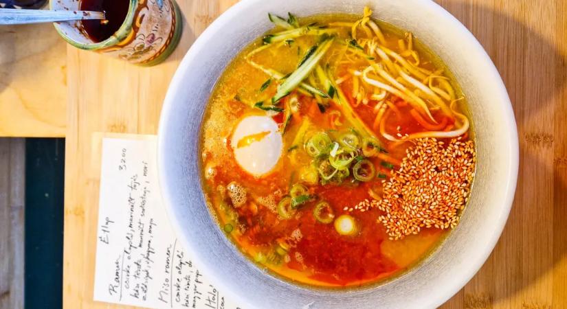 Ezért a levesért órákig állnak sorba emberek egy budapesti piacon